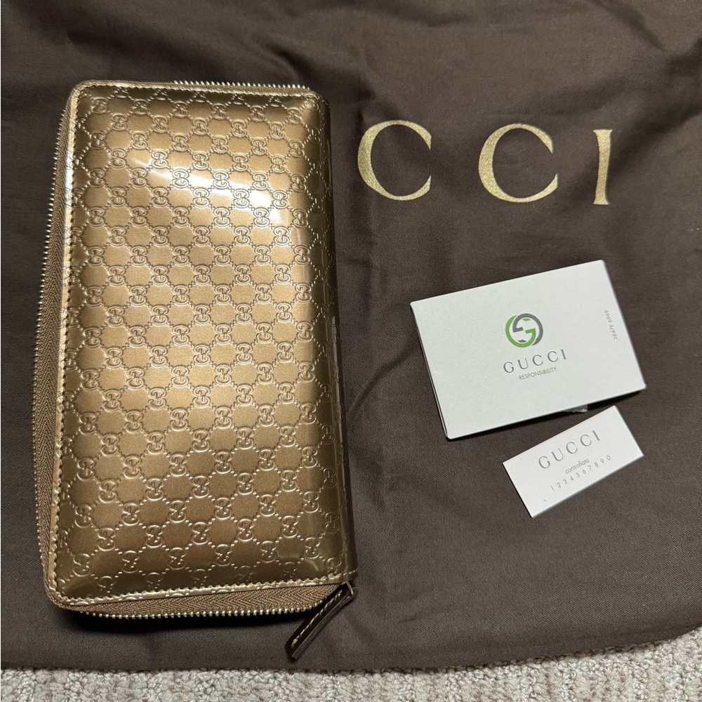 Mint condition GUCCI continental zip wallet